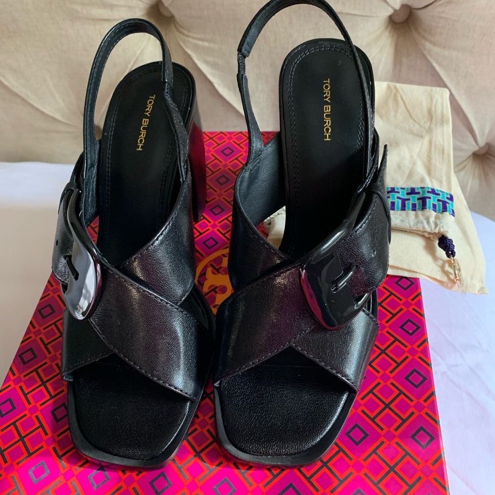 Tory Burch Banana Heel Crisscross sandal. - Picture 4 of 11